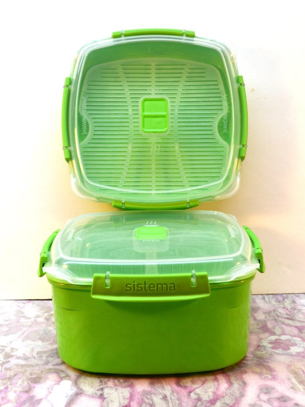 SISTEMA Green Microwave Locking Food Storage Containers with Inserts & Lids